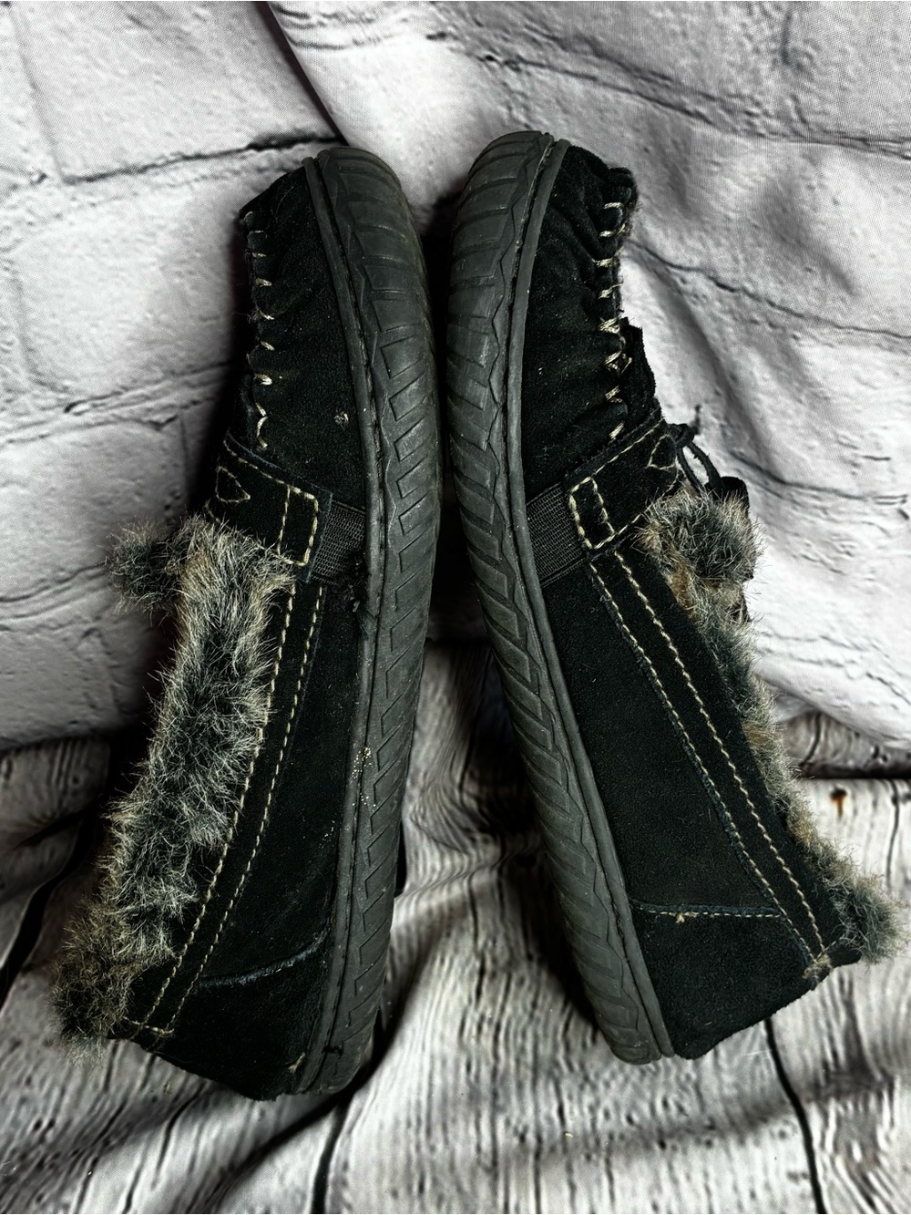 Black Suede Neutral Faux Fur Lined Indie Boho Kiltie Fringe Moc Slippers Sz 7/8 - Picture 6 of 8